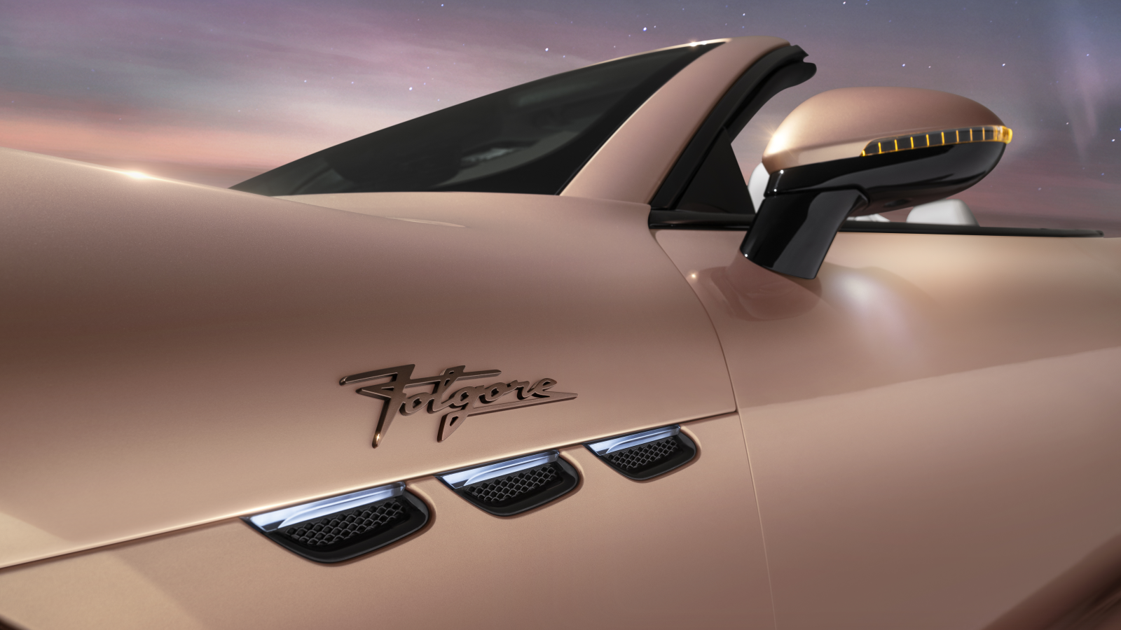 A photo of the Folgore badge on a Maserati. 