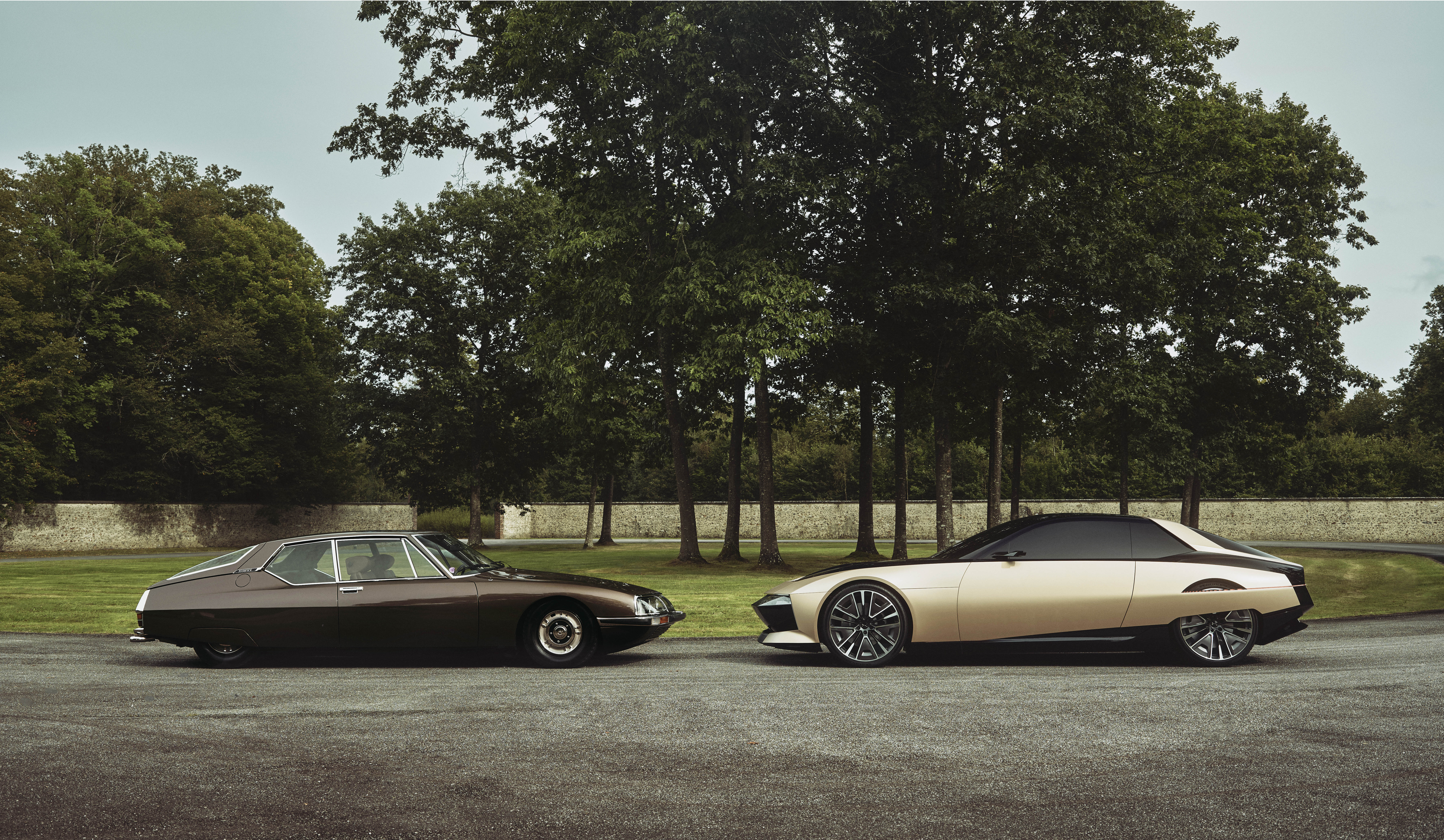 Side view of a Citroën SM with the gold DS Automobiles SM Tribute concept