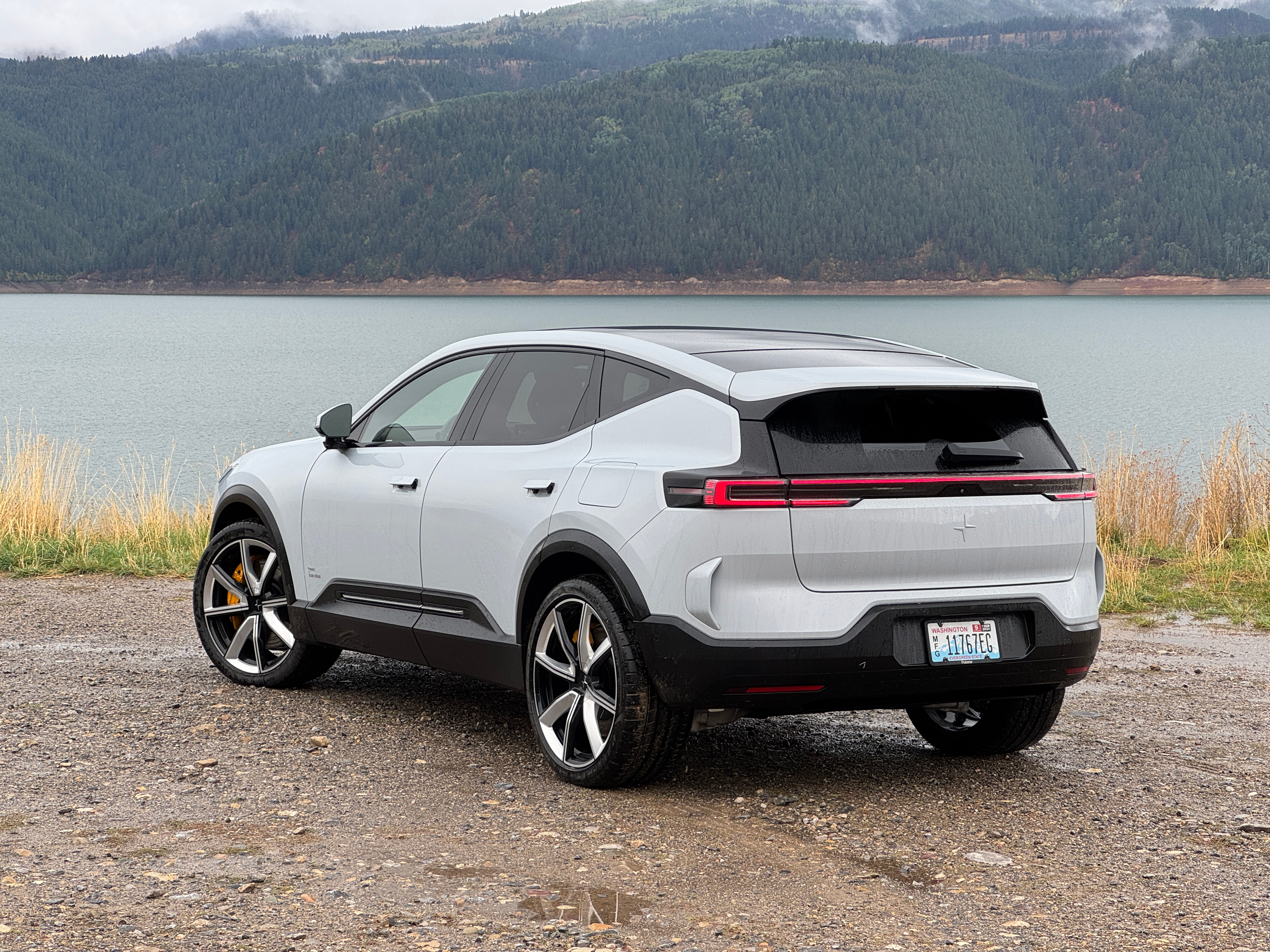 Rear 3/4 view of a grey Polestar 3