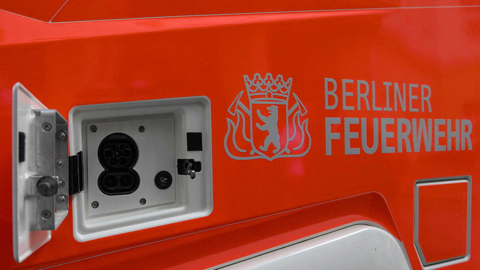 A photo of the charging pot on the Berlin Fire Department's electric truck. 