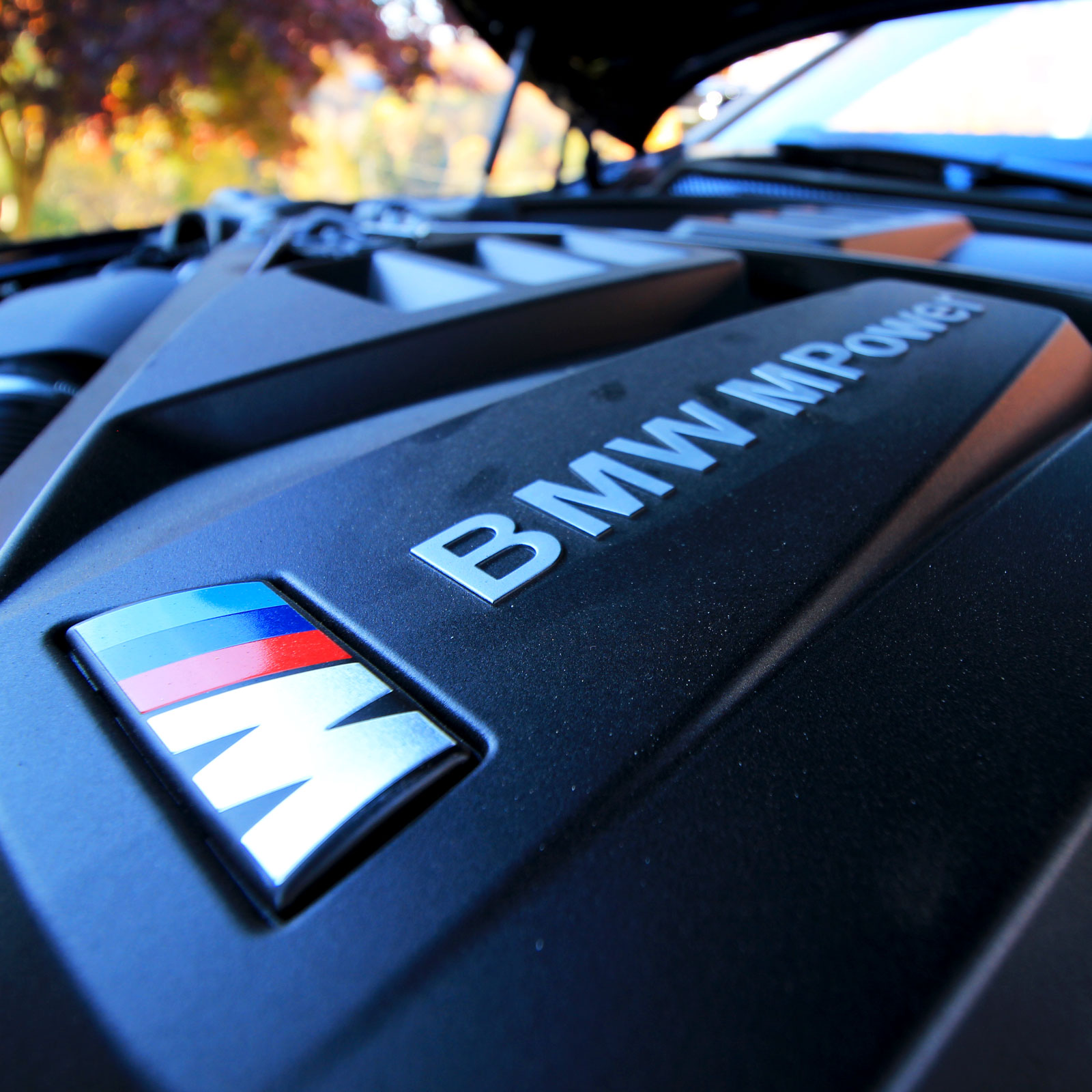 A photo of the cover on the engine in the BMW M4. 