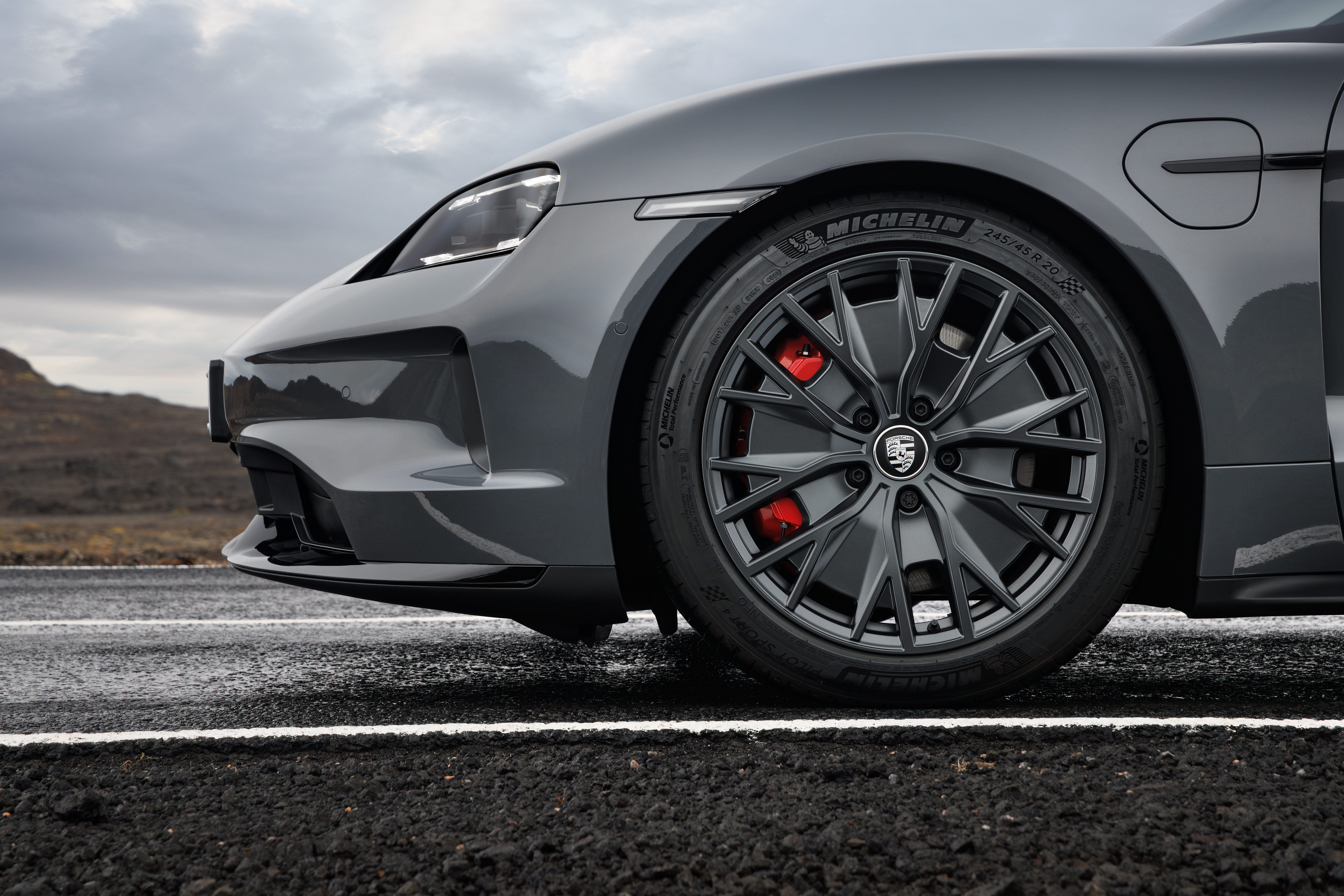 Front wheel of a grey Porsche Taycan GTS