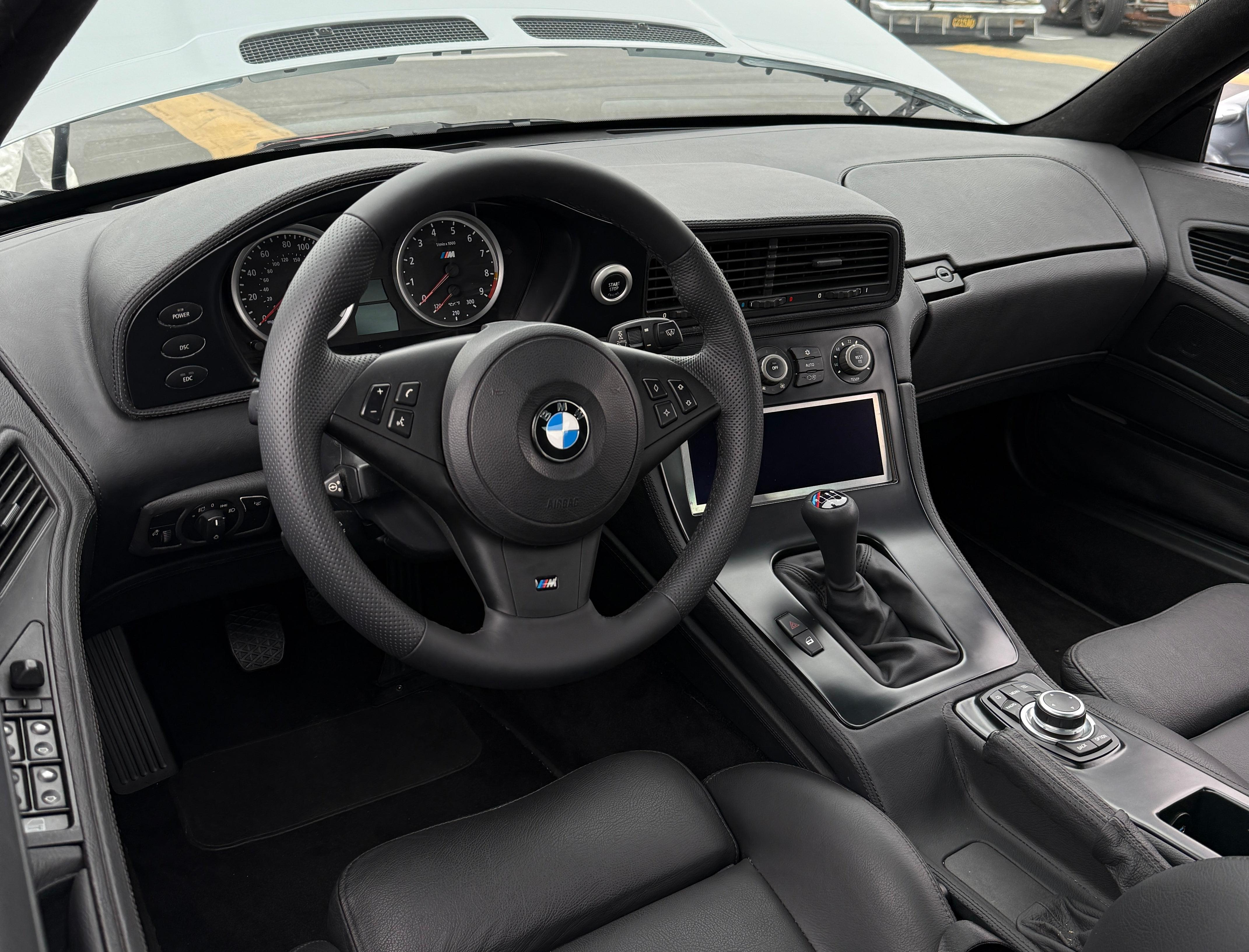 Dashboard of the silver BMW 858 CSL